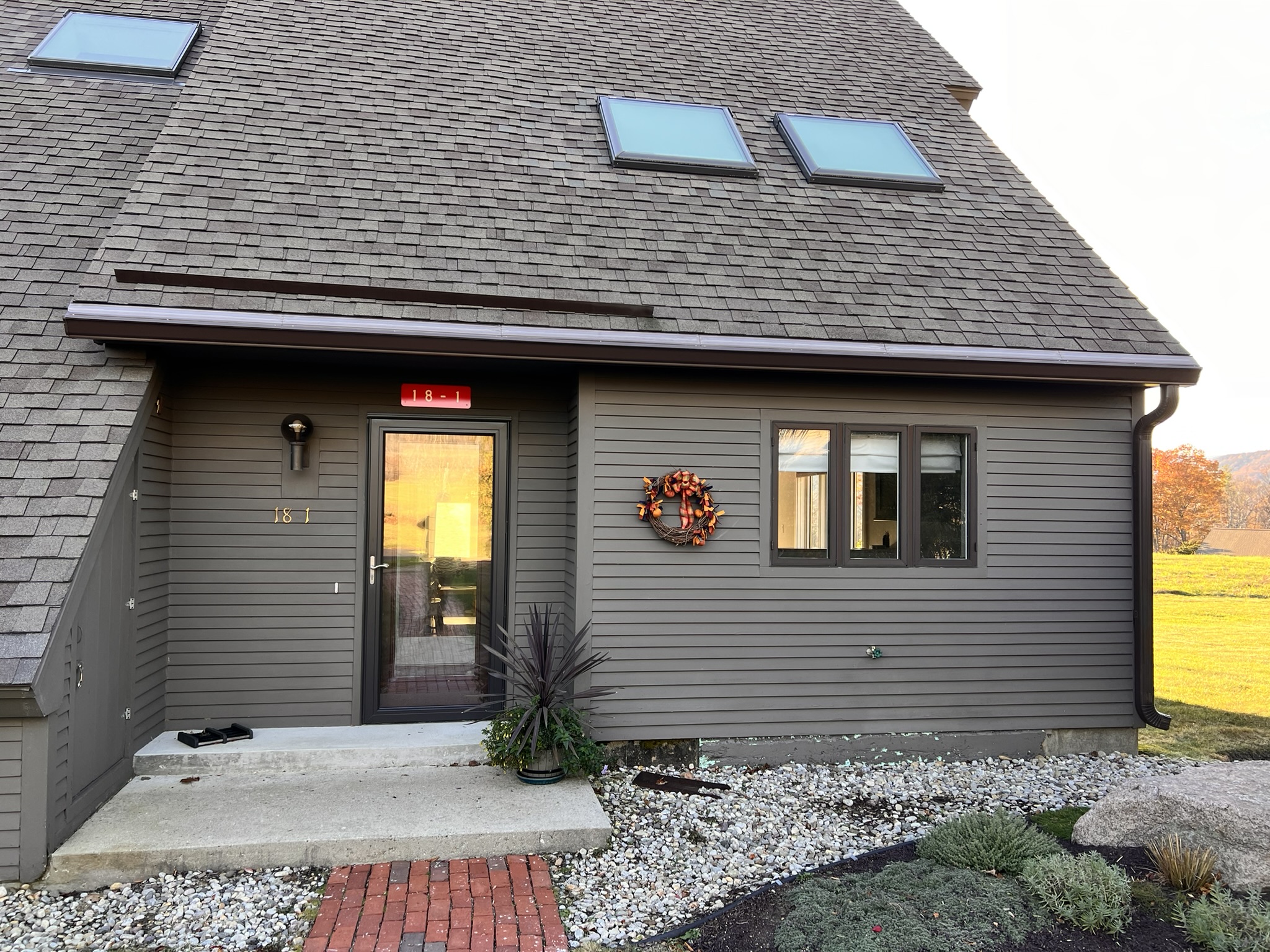 Dark gray contemporary home with musket brown seamless gutter